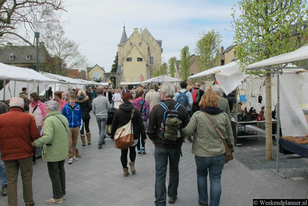 De Pelerinstraat ligt langs het riviertje de Kleine Geul in het historische centrum van Valkenburg. Het is een mooi straatje waar af en toe markten en evenementen gehouden worden.Tip: Een weekend in Valkenburg.